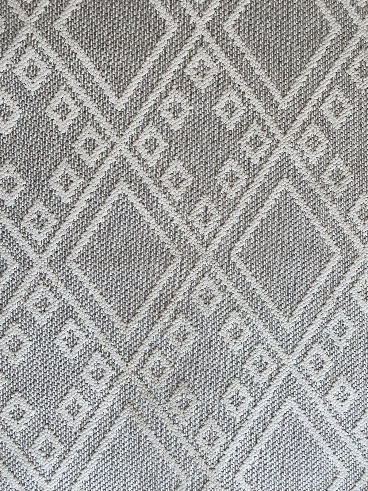 שטיח מעוינים אפור בהיר עם לבן   8